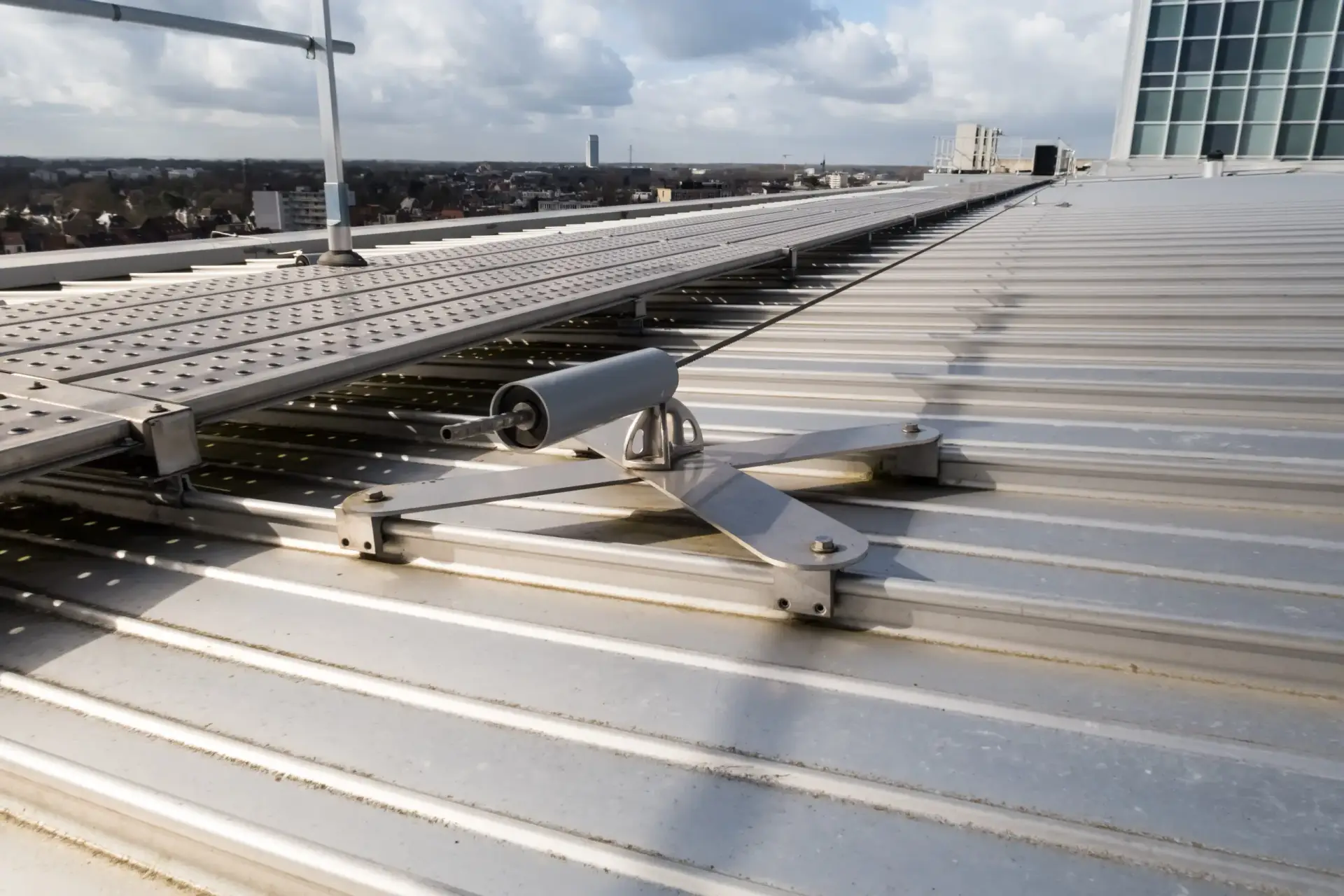 Aluminum-Roof-There-Is-A-Walkway