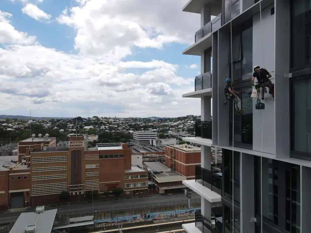 Fidato-height-access-crew-working-opposite-Castlemain-Brewery-Milton-1024x768