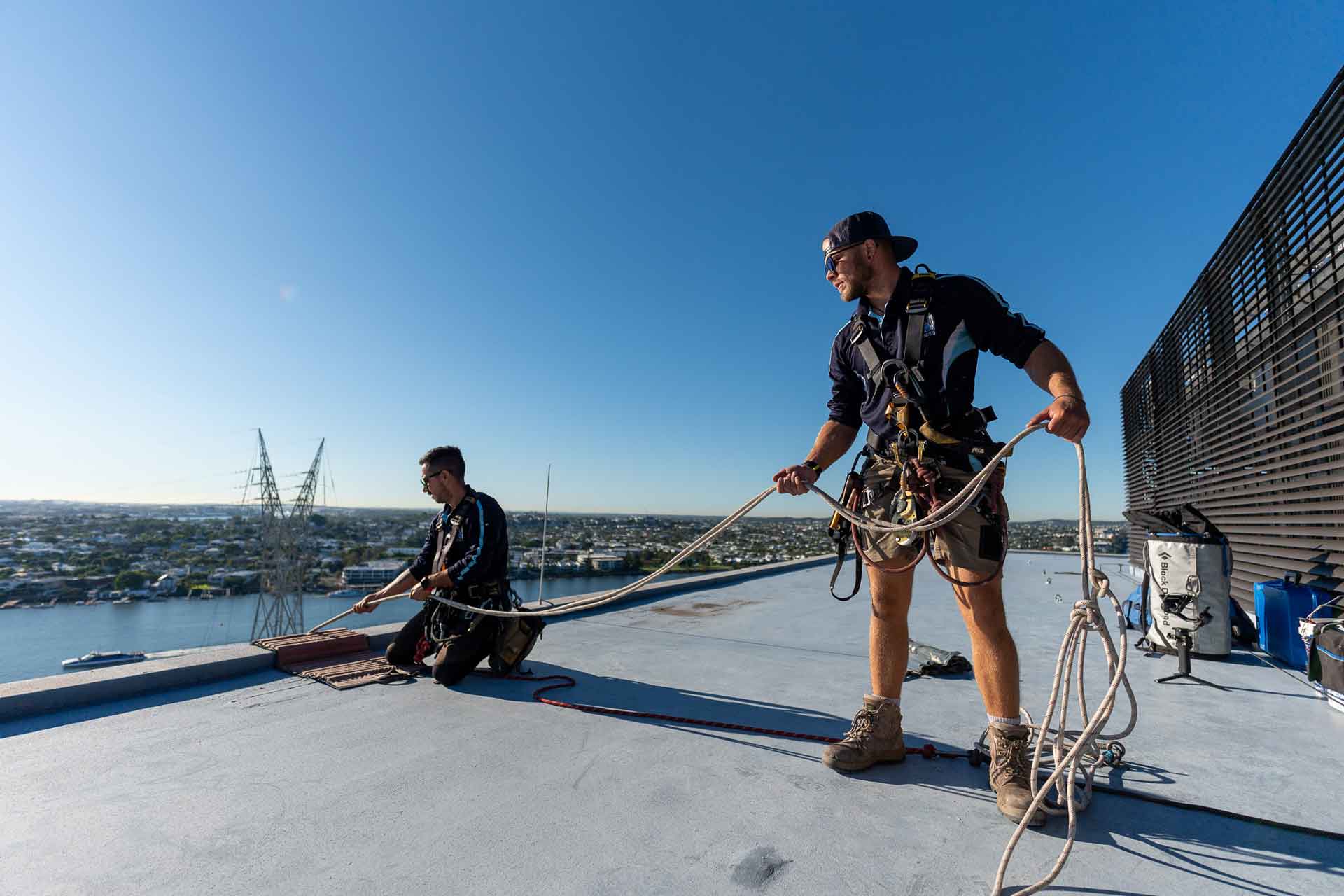 Fidato-crew-members-rigging-ropes-at-Unison