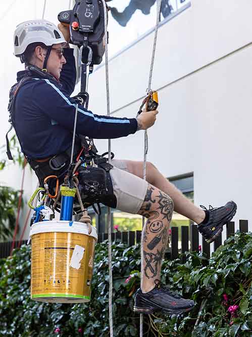 Our-team-of-professional-rope-access-technicians-preparing-to-ascend